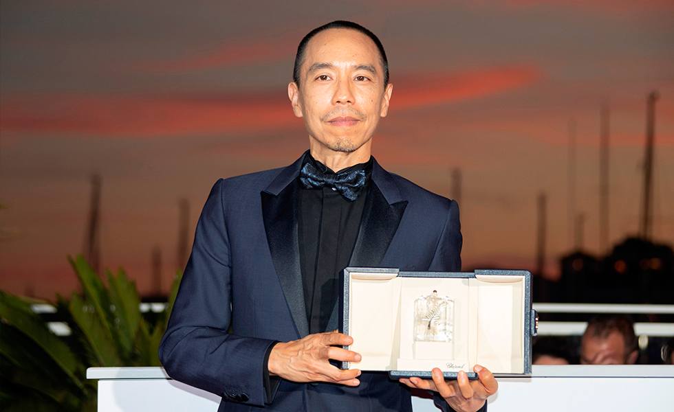 17/07/2021.- Apichatpong Weerasethakul poses with the 'Jury Prize' for 'Memoria' during the Award Winners Photocall of the 74th annual Cannes Film Festival, in Cannes, France, 17 July 2021. The Golden Palm winning movie will be screened after the closing ceremony. (Cine, Francia) EFE/EPA/ANDRE PAIN