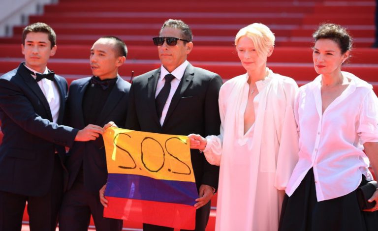 En el estreno de la película Memoria en Cannes, muestran ...