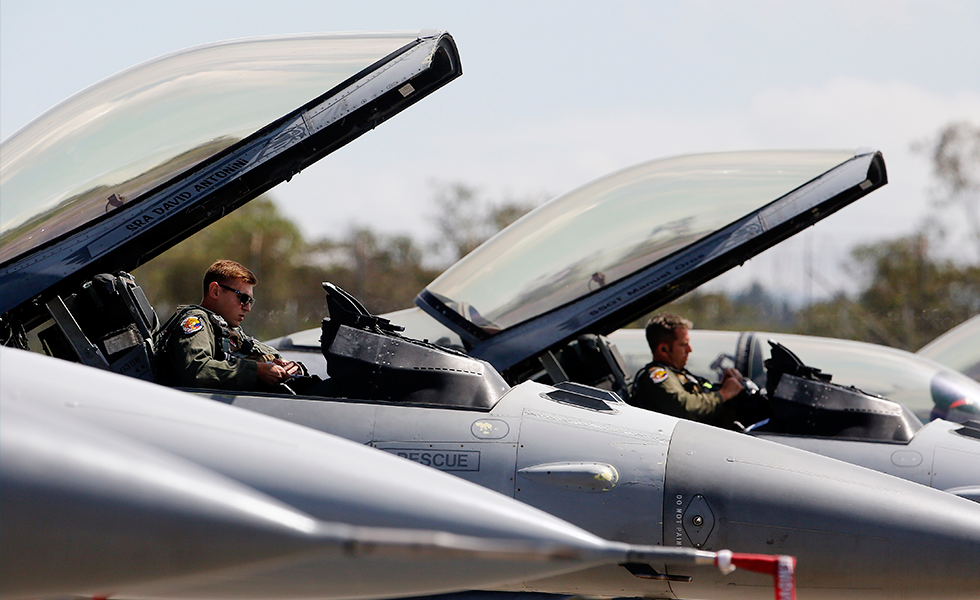 MED116 - RIONEGRO (COLOMBIA), 12/07/2021.- Un piloto de un avión F-16 de la Fuerza Aérea de Estados Unidos se prepara para participar en el ejercicio internacional Relámpago VI, junto a aviones Kfir de la Fuerza Aérea de Colombia en la base aérea de Rionegro. EFE/Luis Eduardo Noriega A.