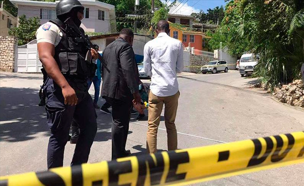 Las fuerzas de seguridad inspeccionan la residencia del asesinado presidente de Haití, Jovenel Moise, en Puerto Príncipe, después de ser atacada el 7 de julio de 2021. Archivo (Stringer - Agencia Anadolu)