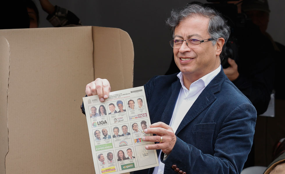 Candidato Petro ejerce su derecho al voto en Bogotá
Foto: EFE