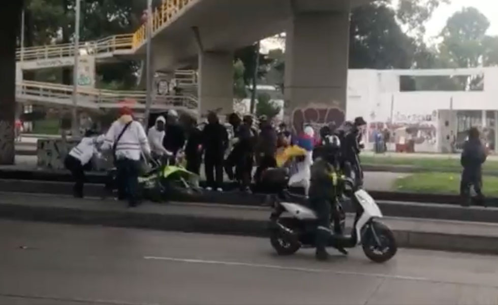 Encapuchados atacan moto de la Policía
Foto: Captura de video @PoliciaBogota