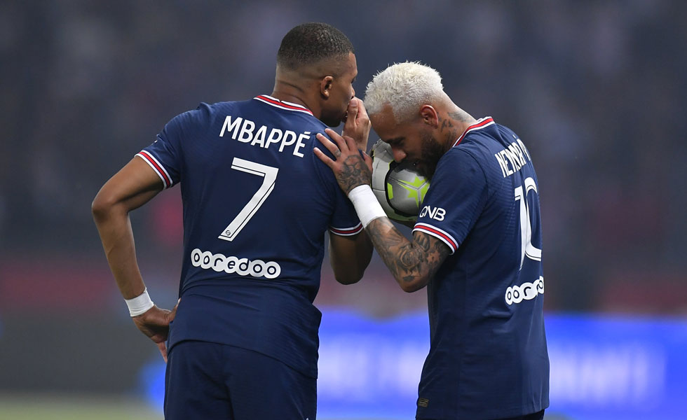 Mbappé y Neymar disputando un partido con el PSG 
Foto: @PSG_inside