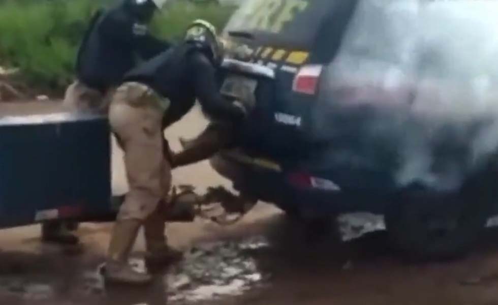 Foto: twitter: @RochexRB27 
Policías en Brasil torturan a esquizofrénico hasta la muerte  (VIDEO)