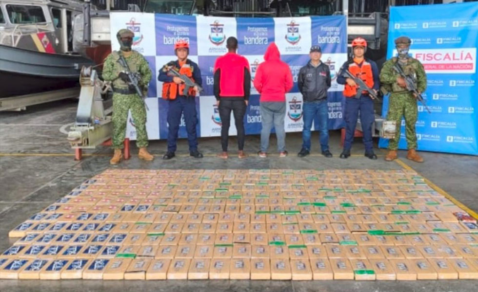 Dos-hombres-transportaban-328-kilos-de-cocaína-en-una-lancha-langostera