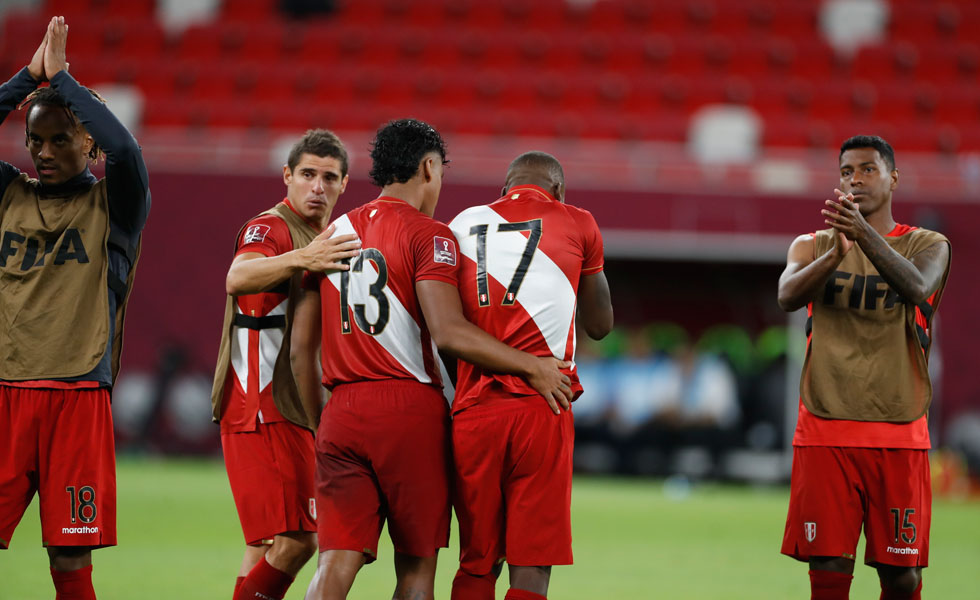 Jugadores peruanos lamentan la eliminación
Foto: EFE