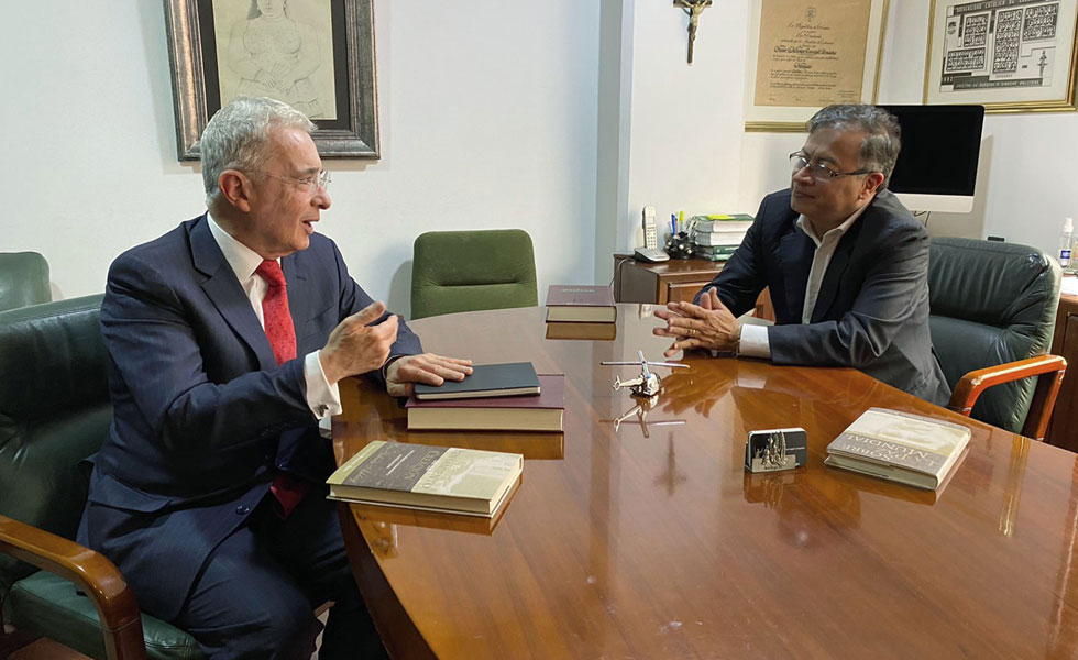 Presidente Petro se reúne con expresidente Uribe
Foto: EFE