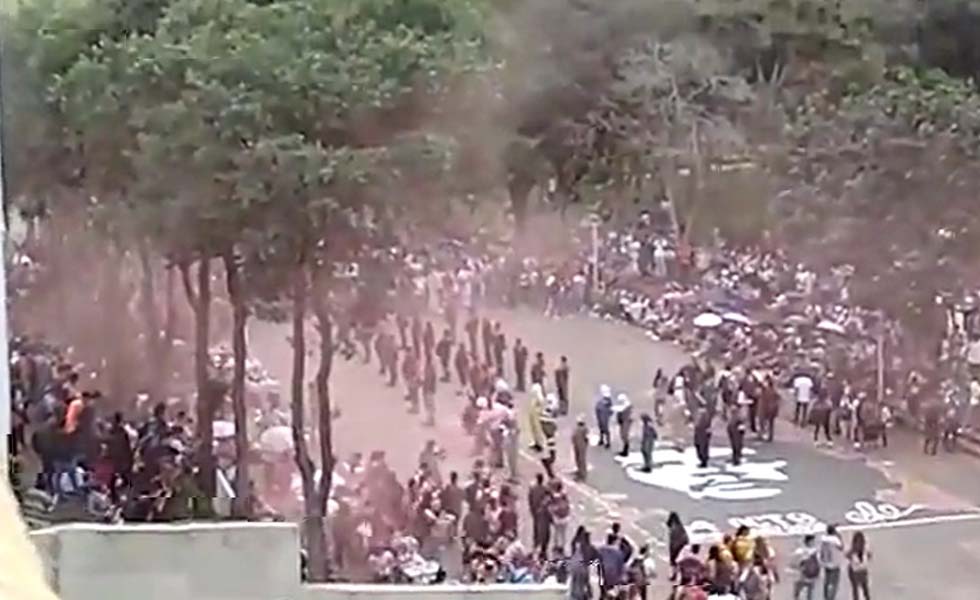 Foto: twitter: @Puntodequiebr15   Denuncian momentos de pánico en la universidad UIS por actos violentos de encapuchados