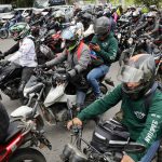 Motociclistas pasando por la estación de El Dorado, Video tomado por Mauricio Cabal