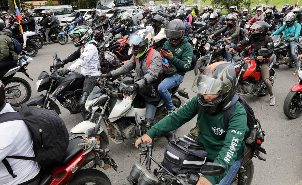 Motociclistas pasando por la estación de El Dorado, Video tomado por Mauricio Cabal