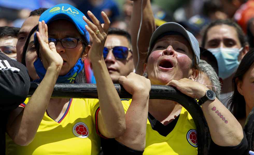 Personas disfrutan el desfile militar