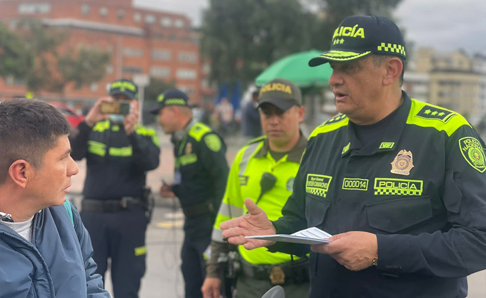 Policía-entrega-'comparendos-positivos'-a-conductores-en-Bogotá