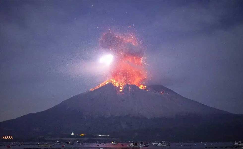 Volcán-entra-en-erupción-en-la-isla-occidental-japonesa-de-Kyushu