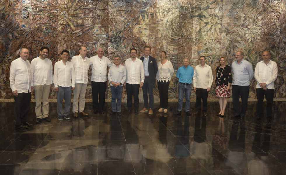Presidente de Cuba junto a delegación de Colombia