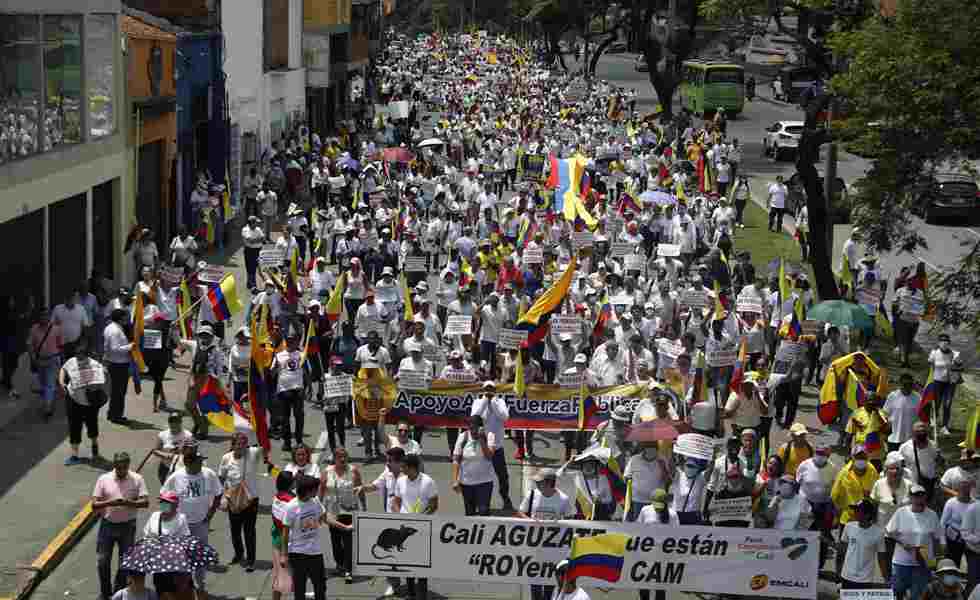 Colombianos protestan contra Petro