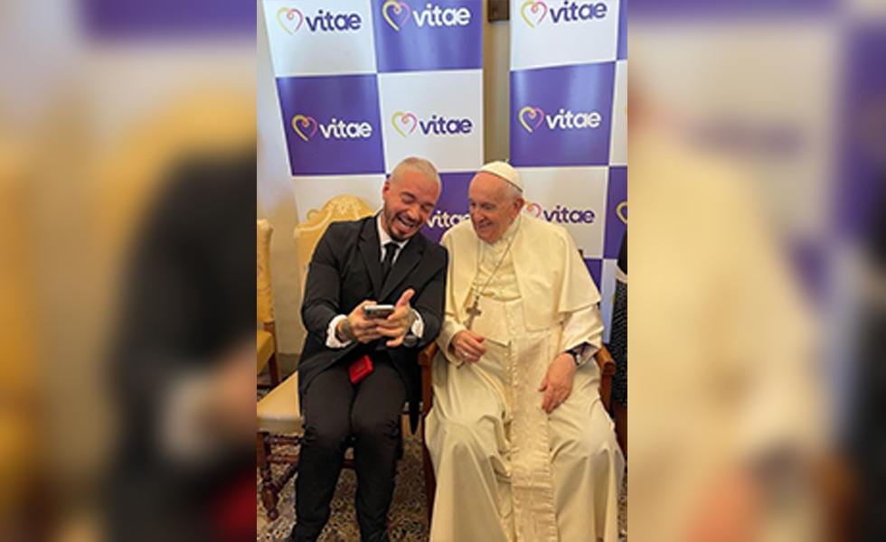 J Balvin visita al papa Francisco