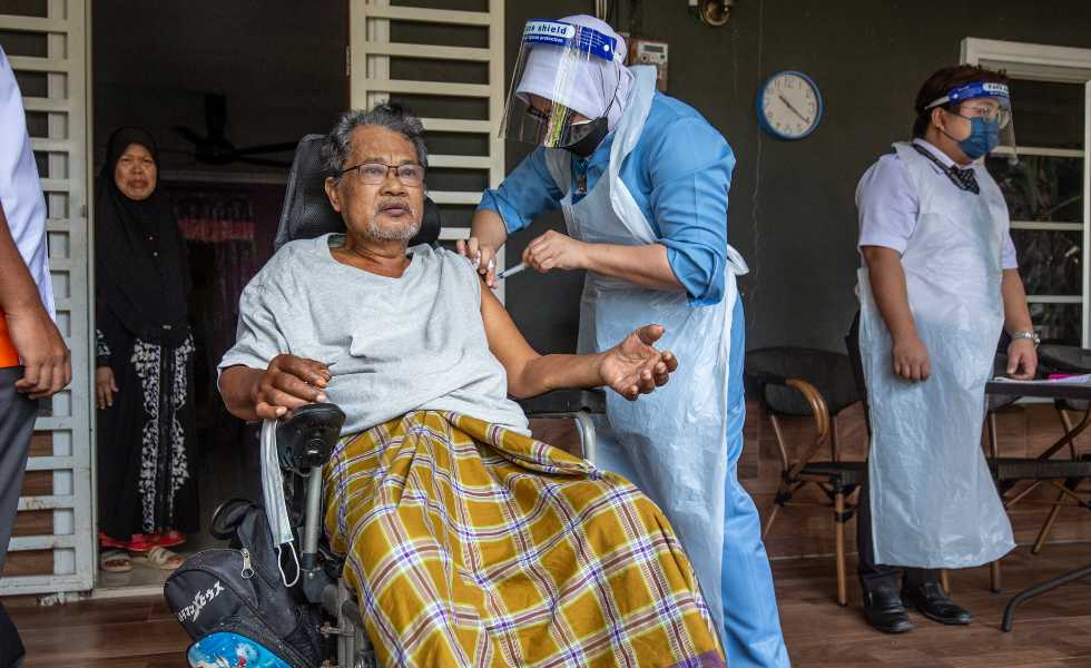 Anciano recibe una dosis de vacuna contra el covid-19 - Foto: EFE