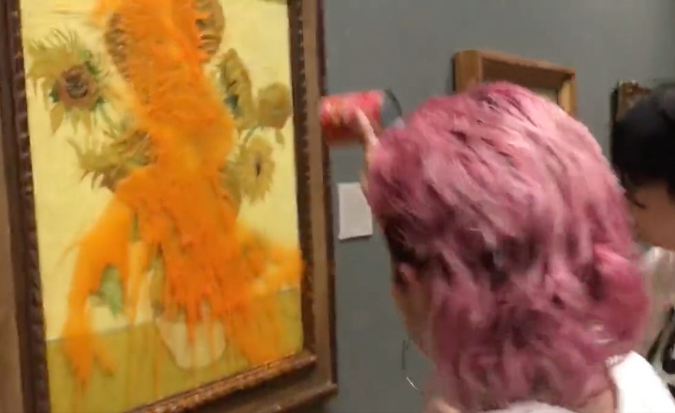 Manifestantes lanzan sopa a pintura de Van Gogh - Foto: Captura de video
