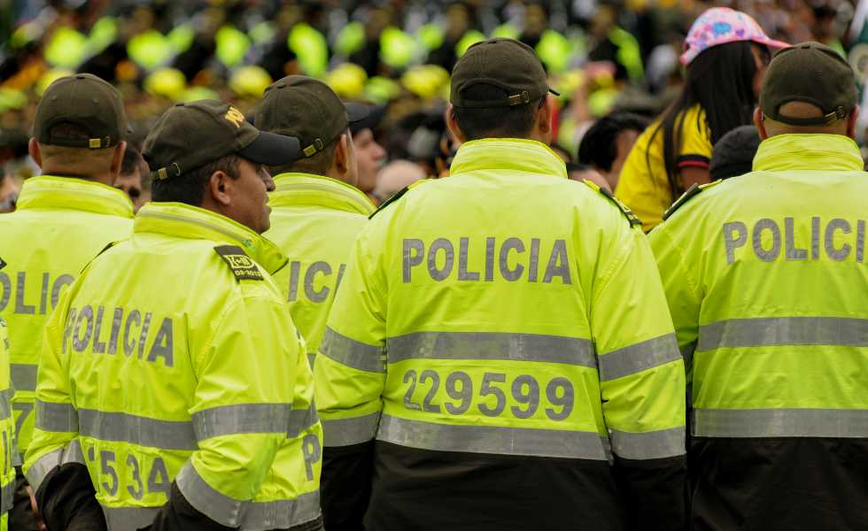 Policias colombia espalda