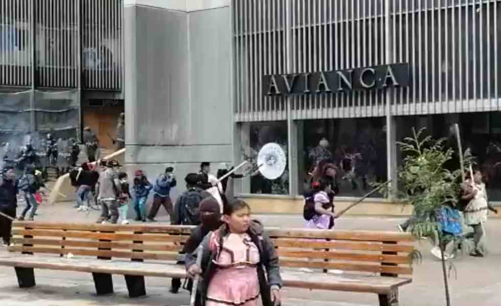 Disturbios entre indígenas Emberá y el Esmad en el centro de Bogotá