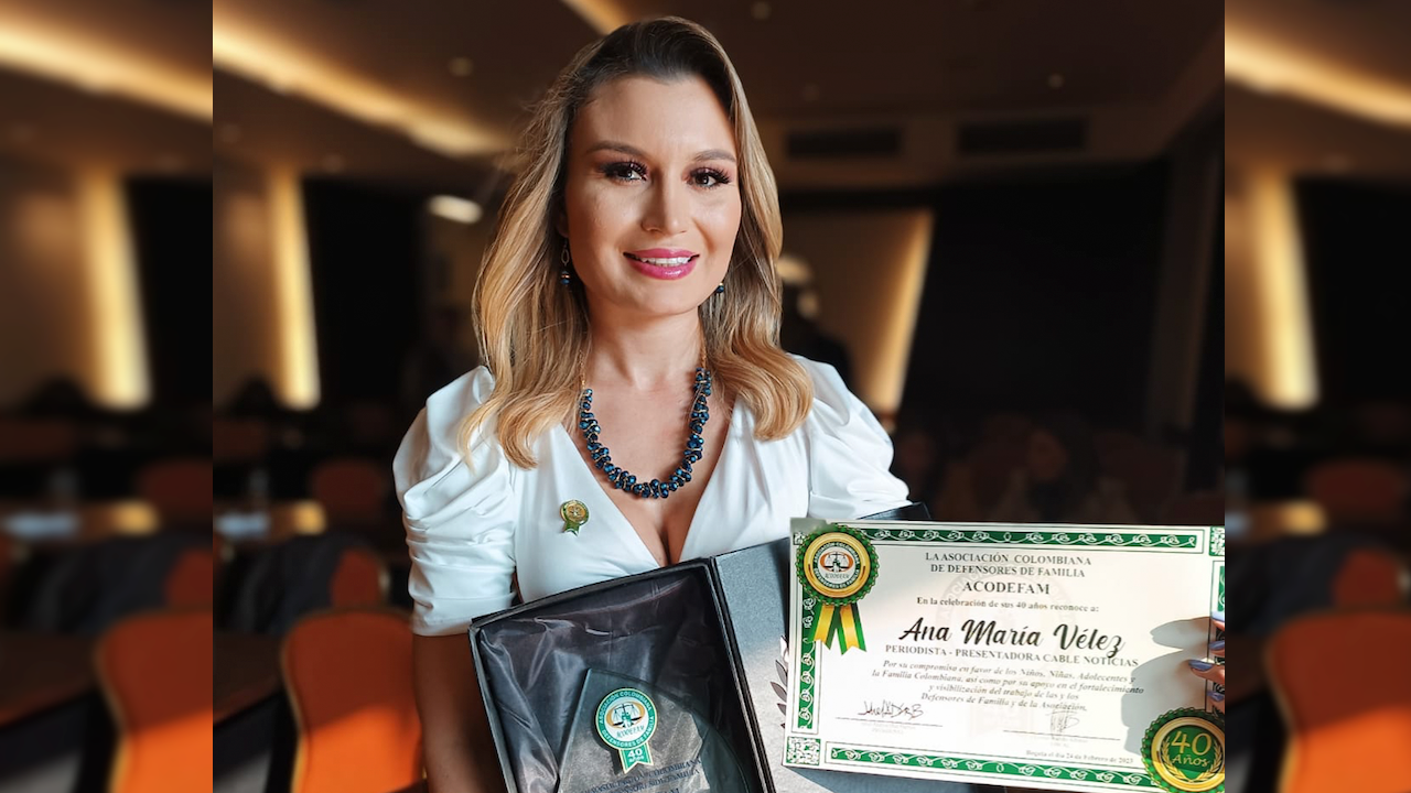 Ana María Vélez recibe premio