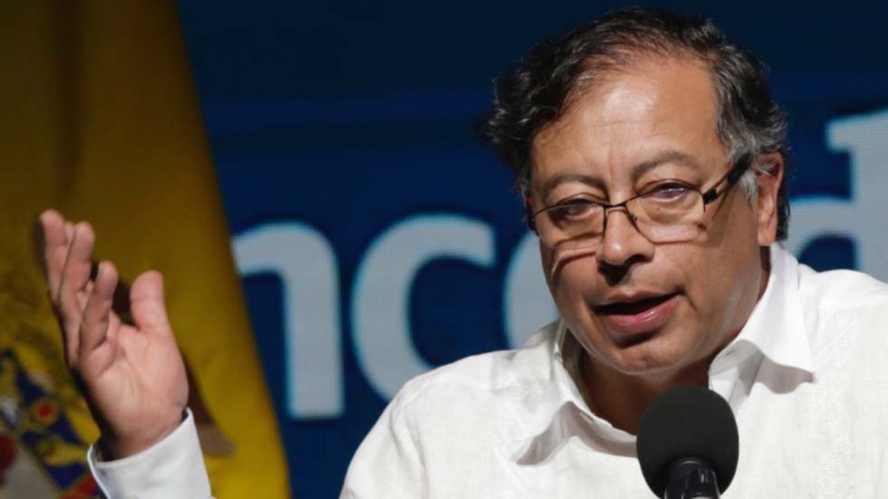 presidente gustavo petro colombia microfono (1)