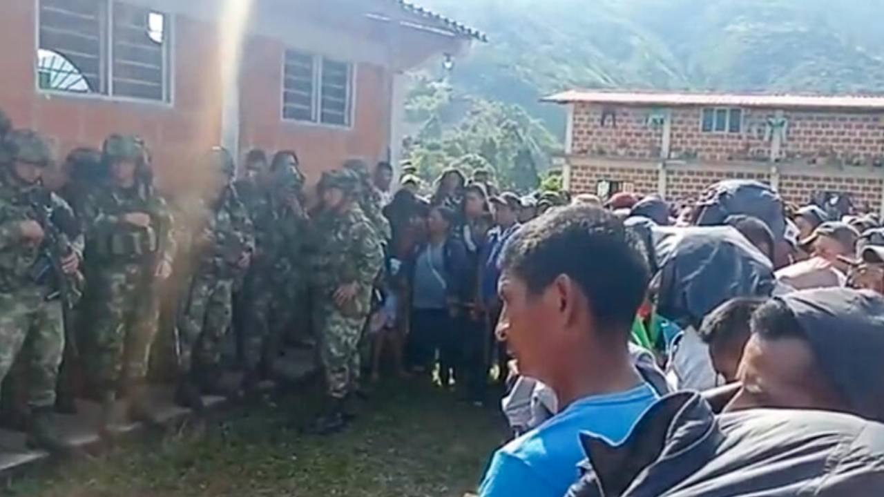 Indígenas retienen a militares en zona rural de Toribio, Cauca