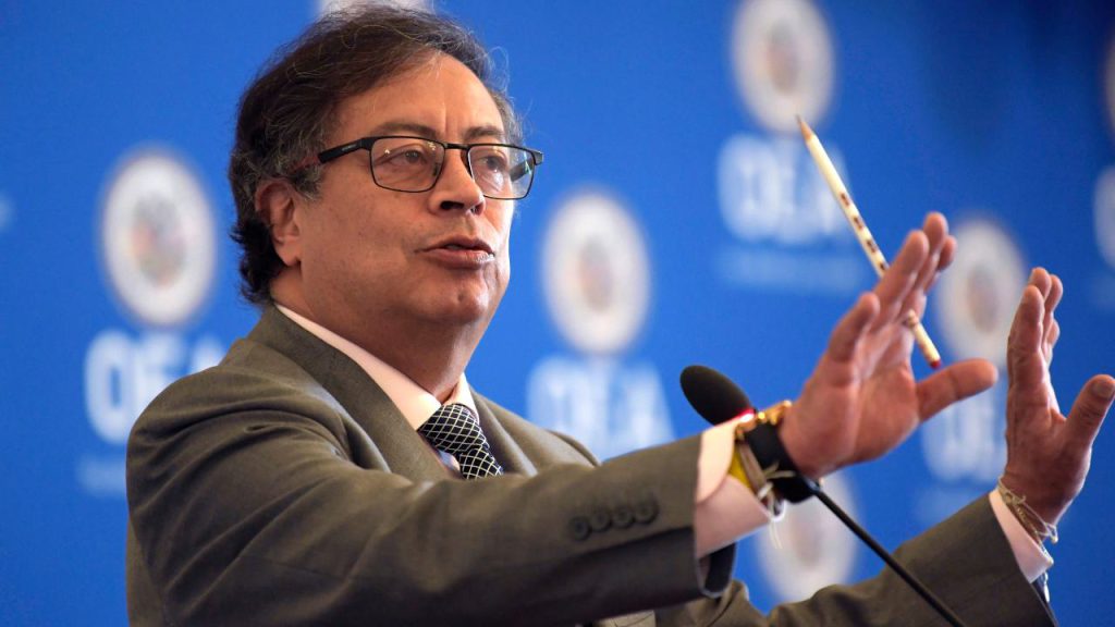 Petro plantea indemnizar víctimas del conflicto armado con bonos del Banco de la República.