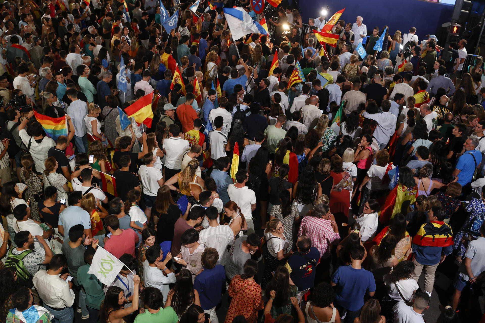 MADRID, 23/07/2023.- Simpatizantes del PP en la sede de los populares en Madrid tras conocerse los resultados en las elecciones celebradas hoy Domingo. EFE / Javier Lizón.